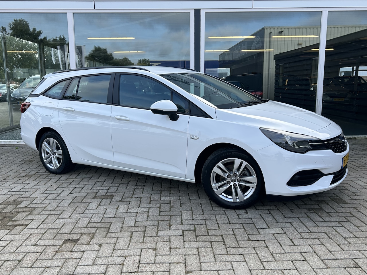 Opel Astra Sports Tourer - 1.2 Edition 50% deal 5.975,- ACTIE Trekhaak / LED / Navi / Sportstoelen - AutoWereld.nl
