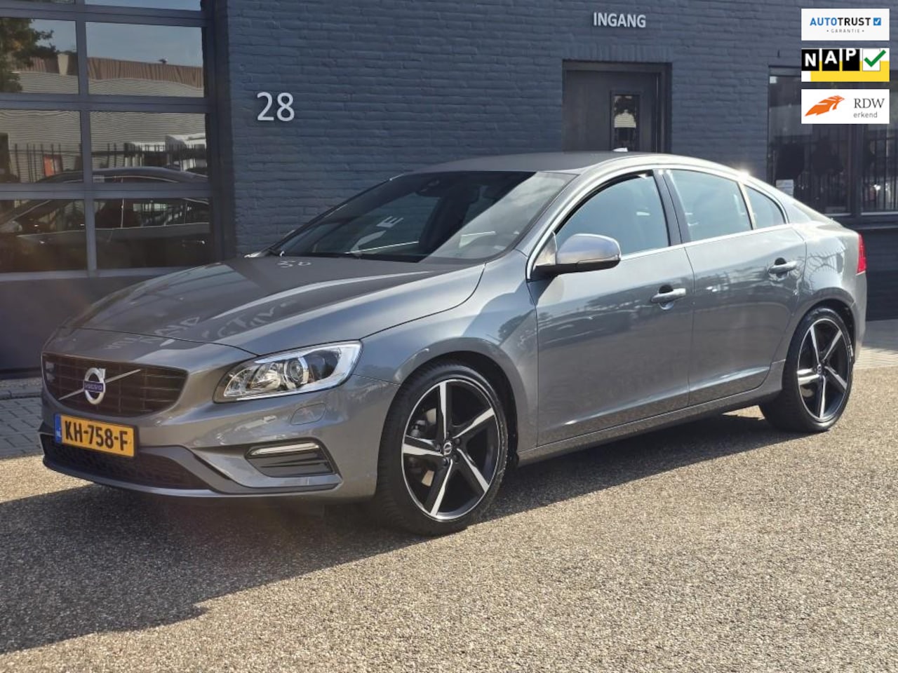 Volvo S60 - 1.5 T3 R-DESIGN NED AUTO NAP BOEKJES VEEL EXTRAS - AutoWereld.nl