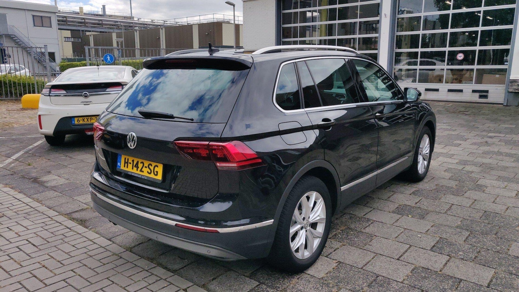 Volkswagen Tiguan - 1.5 TSI ACT Highline | Automaat | Navigatie | 70000 km | Climate Control | All Season band - AutoWereld.nl