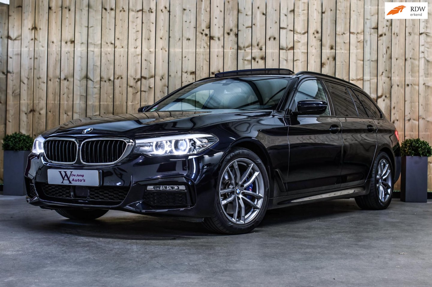 BMW 5-serie Touring - 530i M-Sport *Pano*Camera*Head-Up*Trekhaak* - AutoWereld.nl