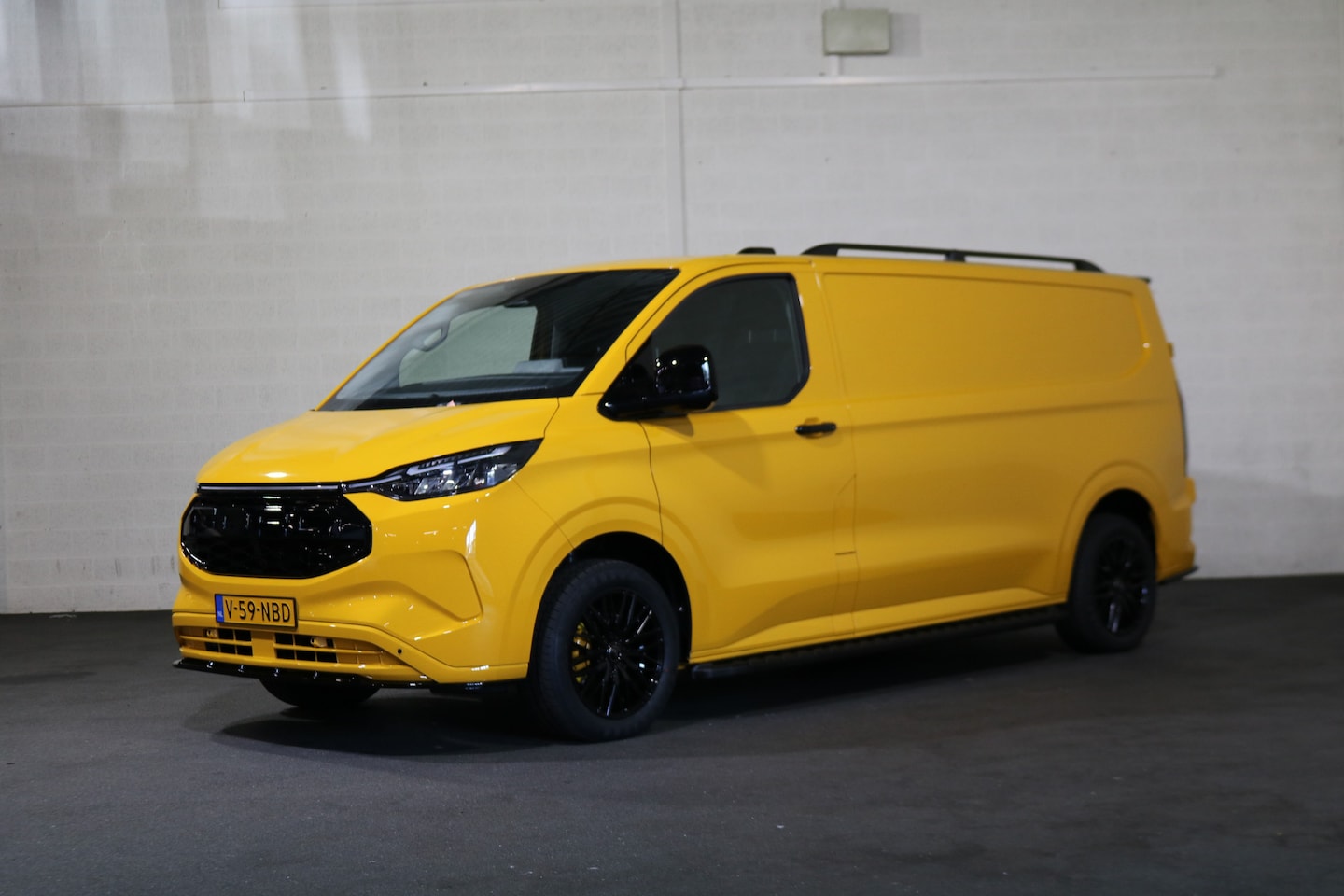 Ford E-Transit Cust. - L2 H1 65 kWh Black Edition - AutoWereld.nl