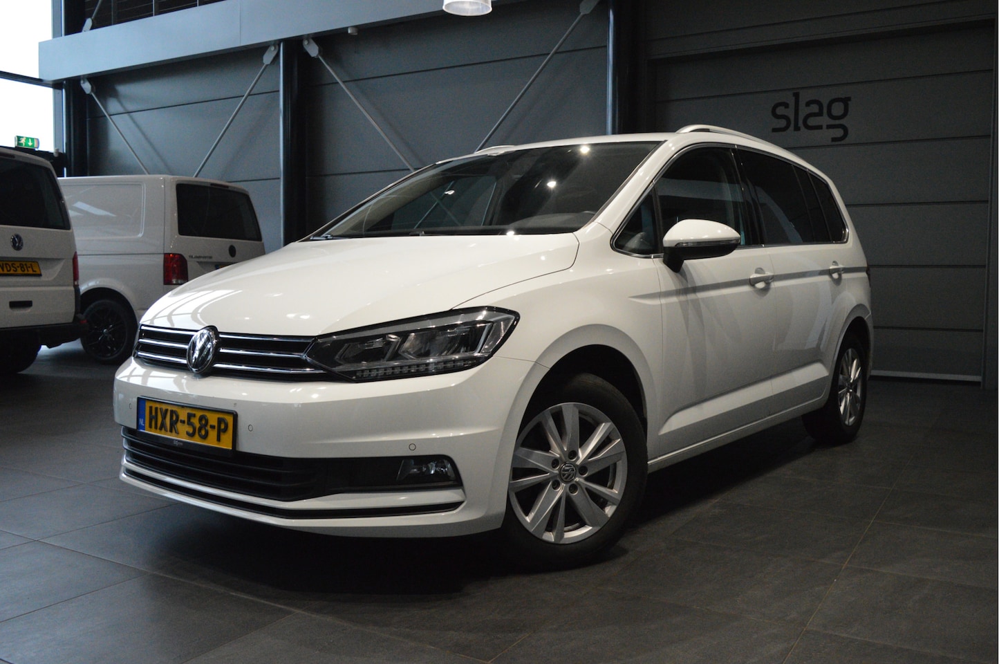 Volkswagen Touran - 1.5 TSI Highline navi clima cruise led pdc 150 pk !! - AutoWereld.nl
