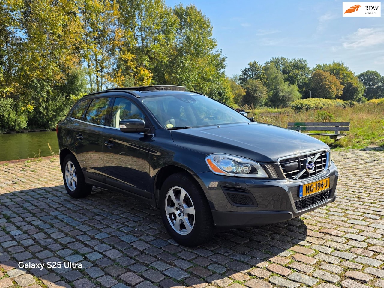 Volvo XC60 - 2.4 D5 AWD Summum Automaat 2e eigenaar dealer onderhouden panorama dak navigatie cruis con - AutoWereld.nl