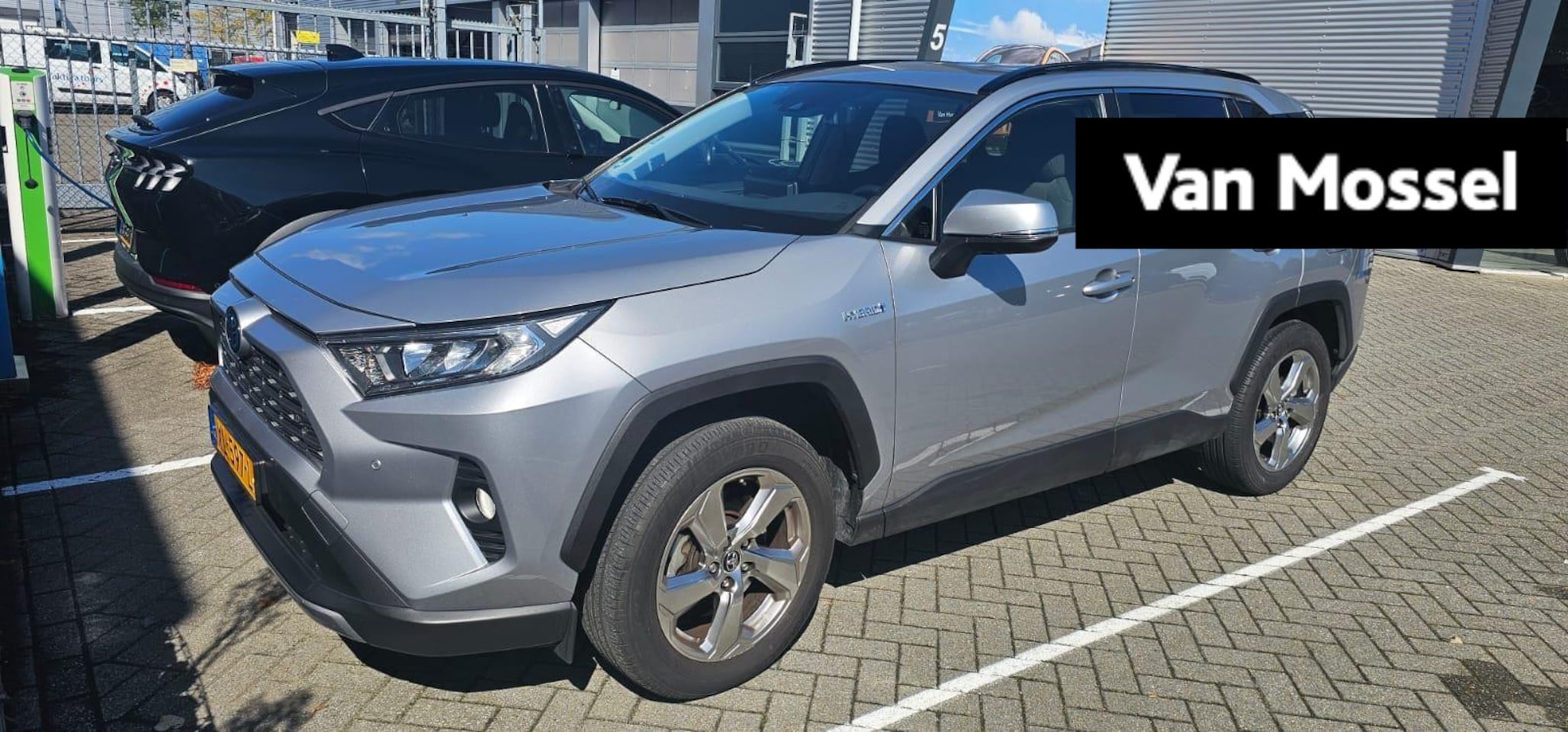 Toyota RAV4 - 2.5 Hybrid First Edition | BEAR LOCK | NAVIGATIE | AUTOMAAT | ELEKTRISCHE KOFFERBAK | - AutoWereld.nl