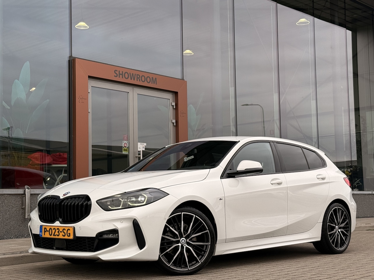 BMW 1-serie - 118i Executive M-Sport | Stoelverwarming | Led | Stuurverwarming | Cruise | Carplay / Andr - AutoWereld.nl