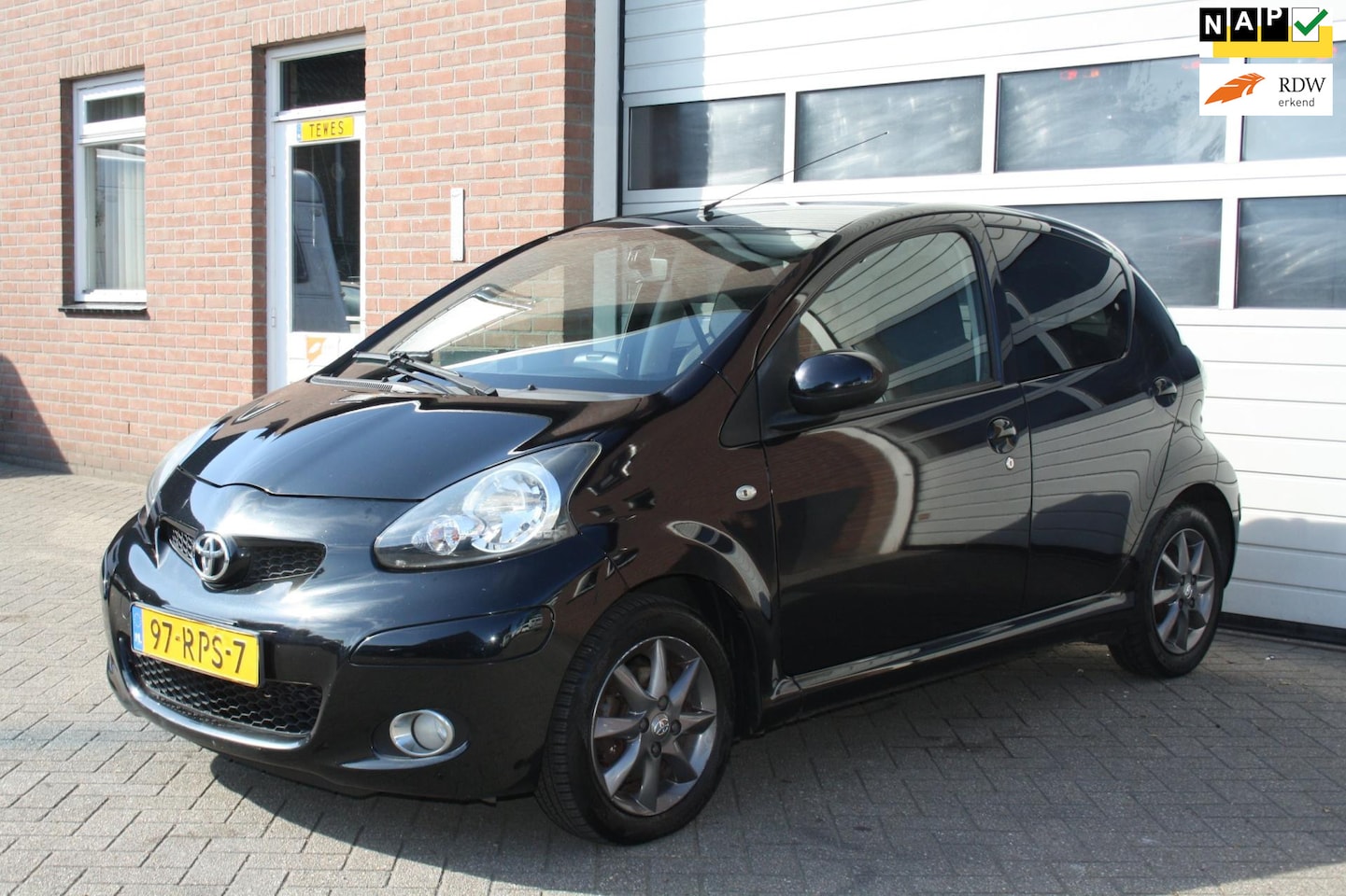 Toyota Aygo - 1.0-12V Dynamic Garantie, Navigatie, Nap, 5 Deurs, Airco, Licht Metalen Velgen - AutoWereld.nl