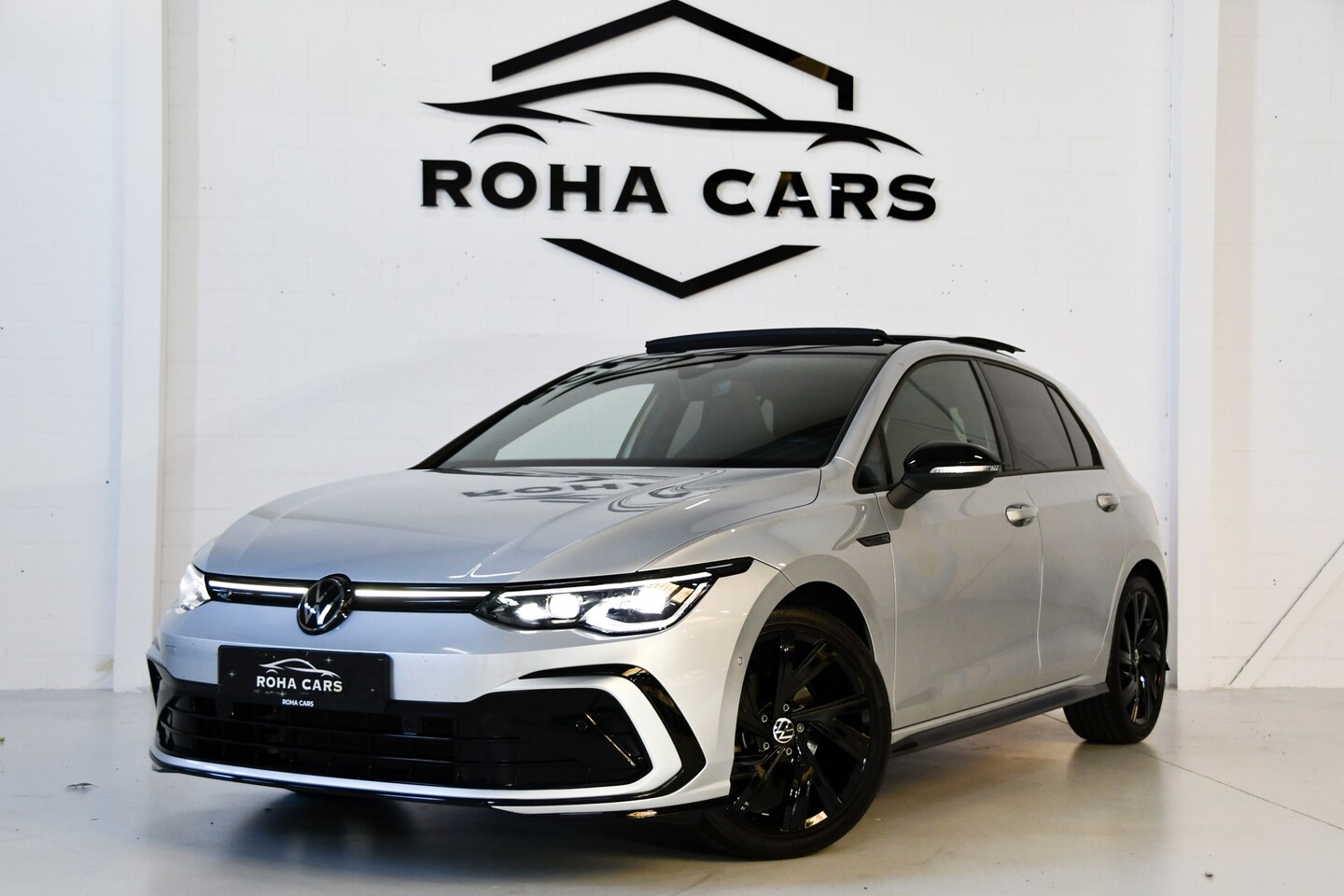 Volkswagen Golf - 1.5 eTSI R-LINE PANO H&K VOL - AutoWereld.nl