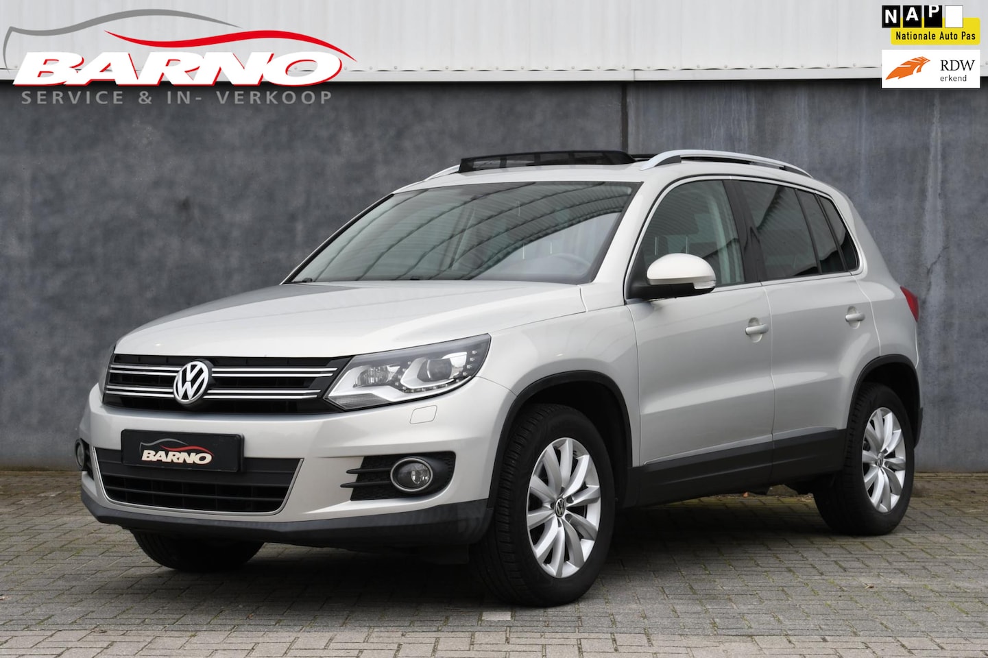 Volkswagen Tiguan - 1.4 TSI Sport & Style Pano|Xenon|Trekhaak - AutoWereld.nl