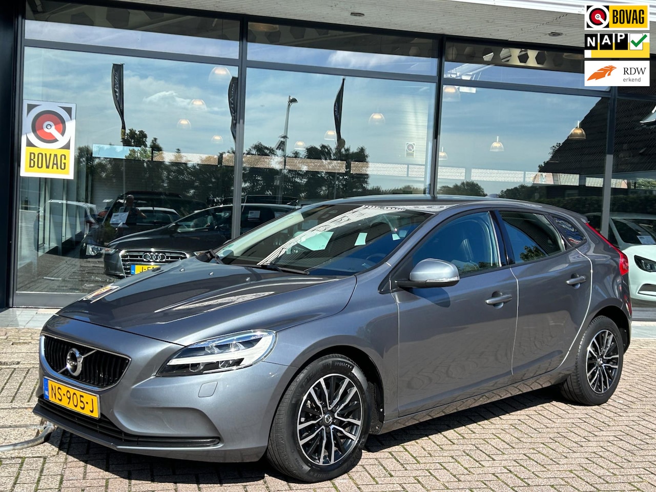 Volvo V40 - 2.0 D2 Nordic+ Navi Clima Cruise Park.Sens Stoelverw. Trekhaak NAP NL-Auto Dealeronderhoud - AutoWereld.nl