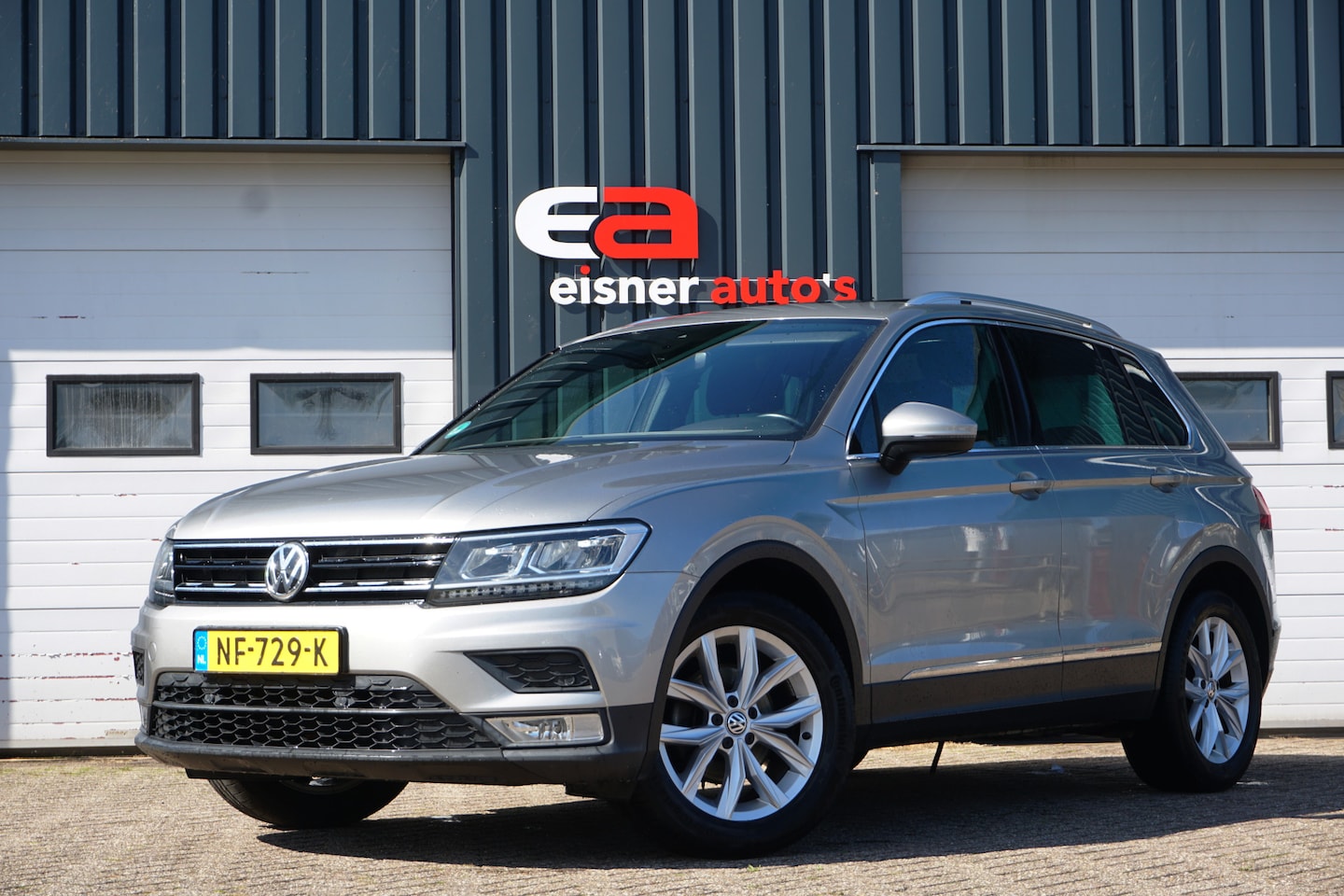 Volkswagen Tiguan - 1.4 TSI Connected Series | PANO DAK | TREKHAAK | CLIMATE | CARPLAY | STOELVERW. | COMFORTS - AutoWereld.nl