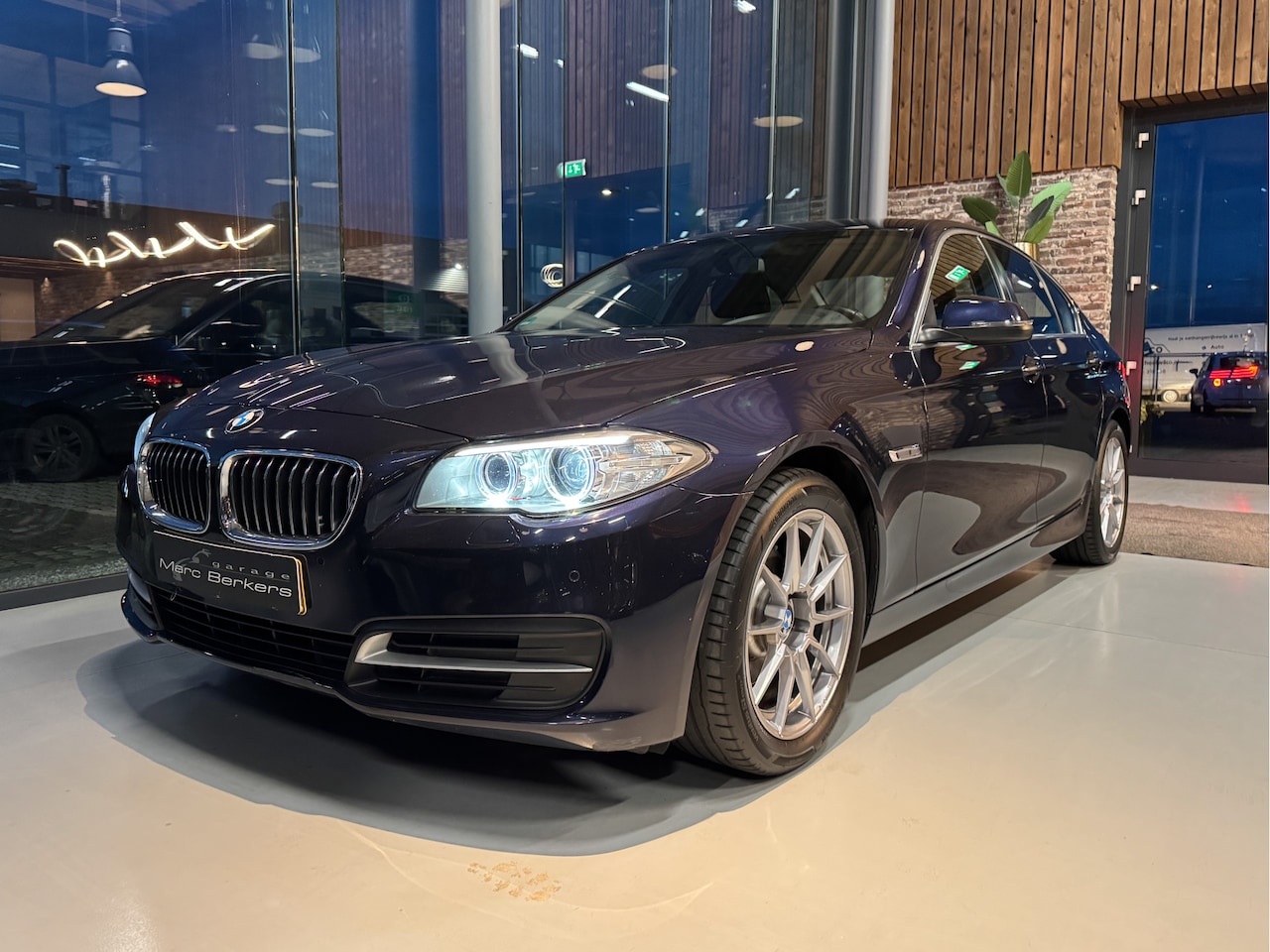BMW 5-serie - 520i Luxury Edition Bi-Xenon, Navi, 110.801 km(!) - AutoWereld.nl