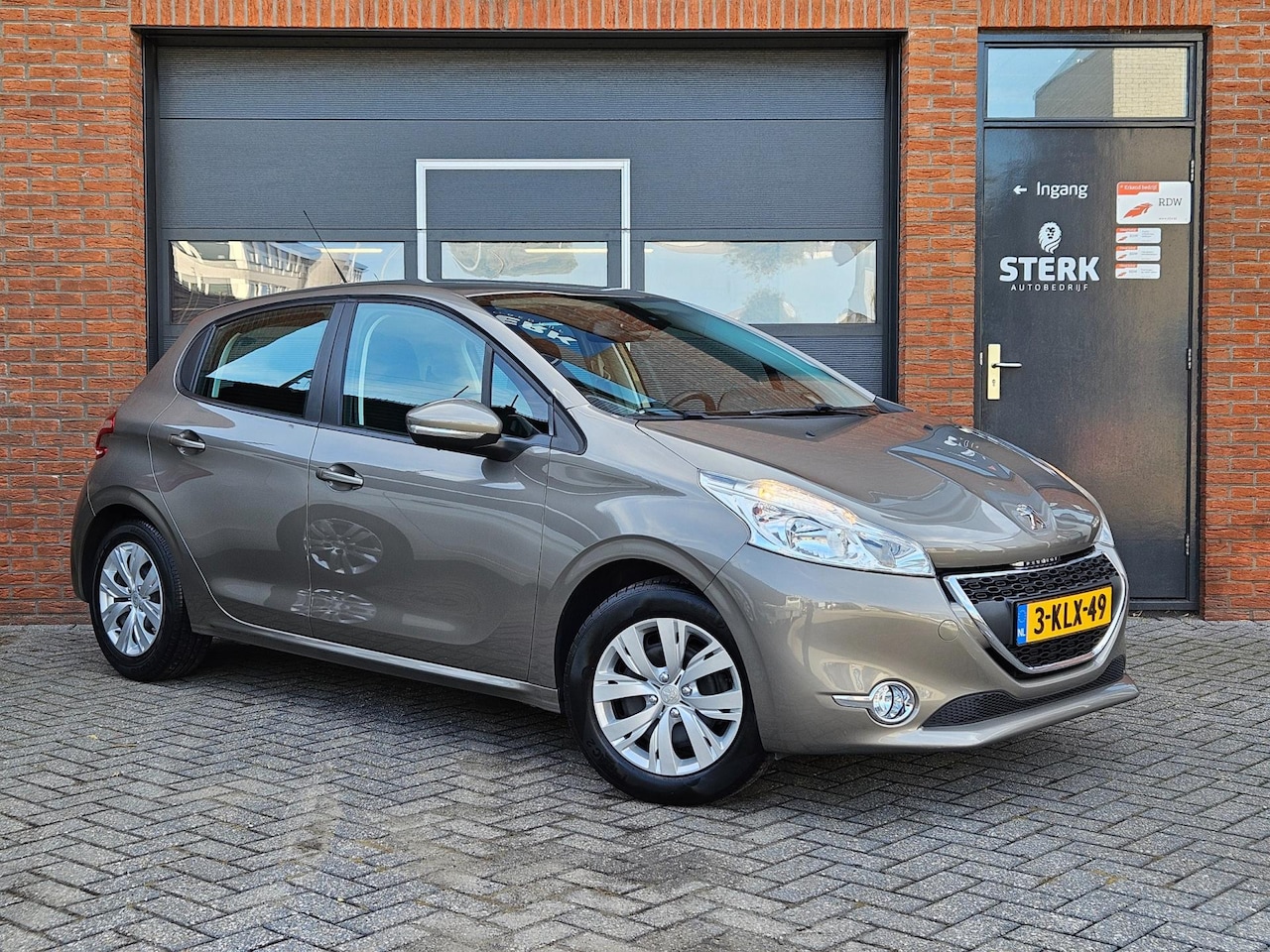 Peugeot 208 - 1.2 VTi Envy Trekhaak Navi Cruise Airco - AutoWereld.nl