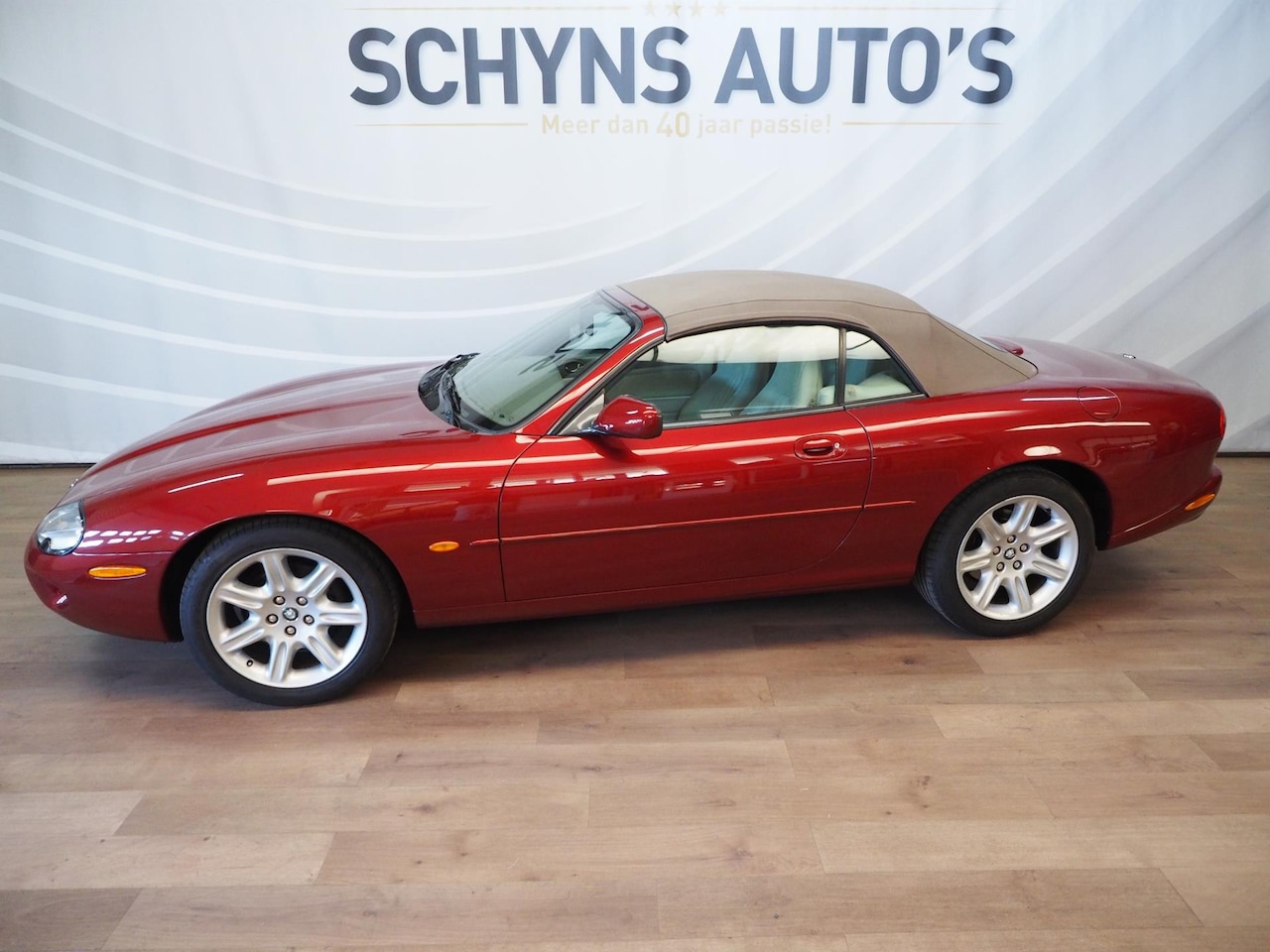 Jaguar XKR - 4.0 V8 Convertible 4.0 V8 Convertible - AutoWereld.nl