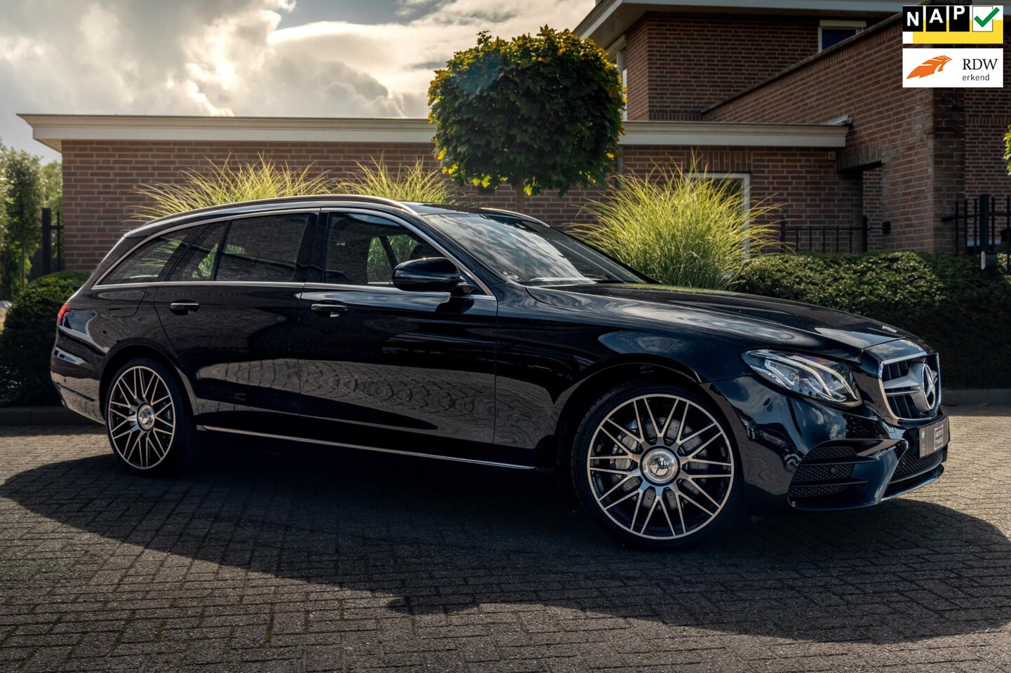 Mercedes-Benz E-klasse Estate - 400 4MATIC Premium Plus 333 PK Schuifdak Trekhaak Ambiance Leder Dealer o.h 20'' - AutoWereld.nl