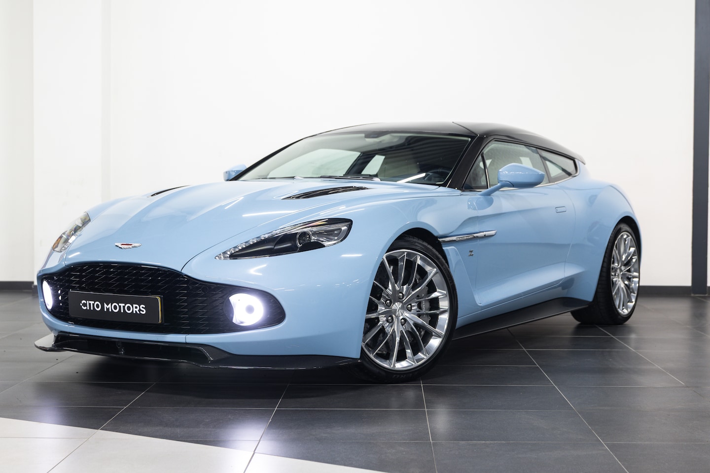 Aston Martin Vanquish Zagato Shooting - BRAKE 1 of 99 - AutoWereld.nl