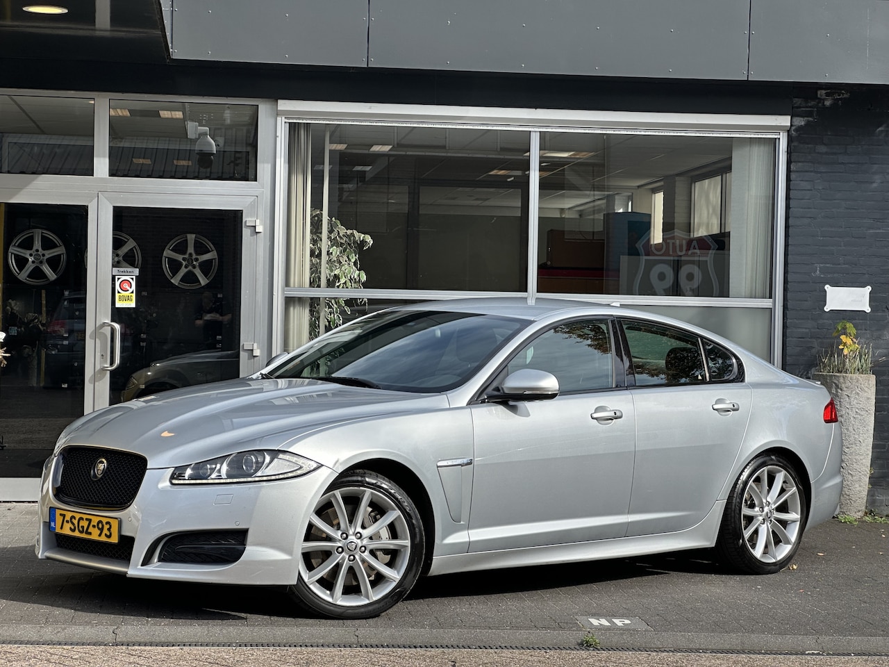 Jaguar XF - 3.0 V6 AWD Premium Business Edition CLIMA / MEMORY / MERIDIAN / DEALER ONDERHOUDEN - AutoWereld.nl