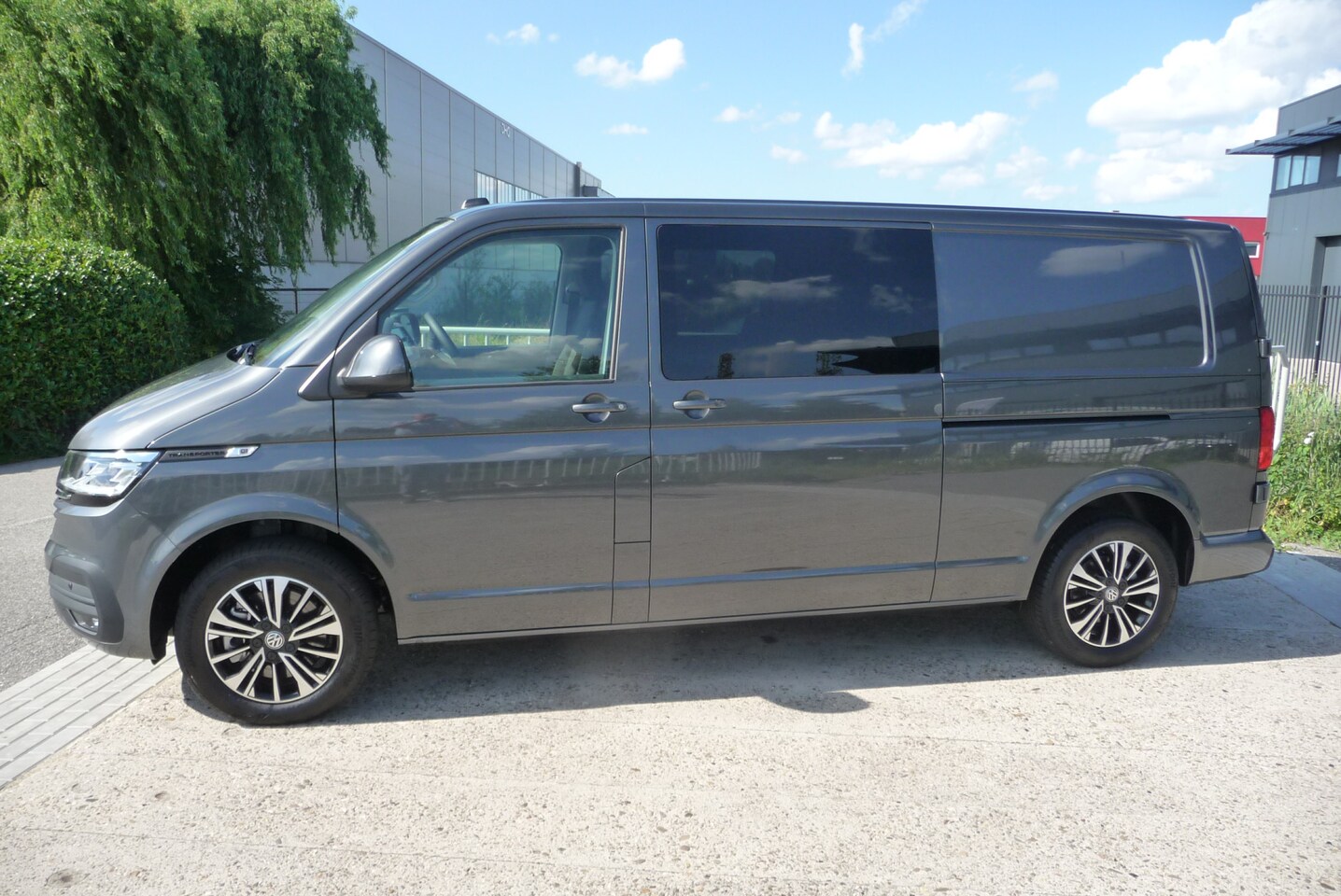 Volkswagen Transporter - 2.0 TDI L2H1 30 Highline D C 5 zits Aut 204 pk 2 zijschuifdeur, trekhaak, BPM vrij dubbel - AutoWereld.nl