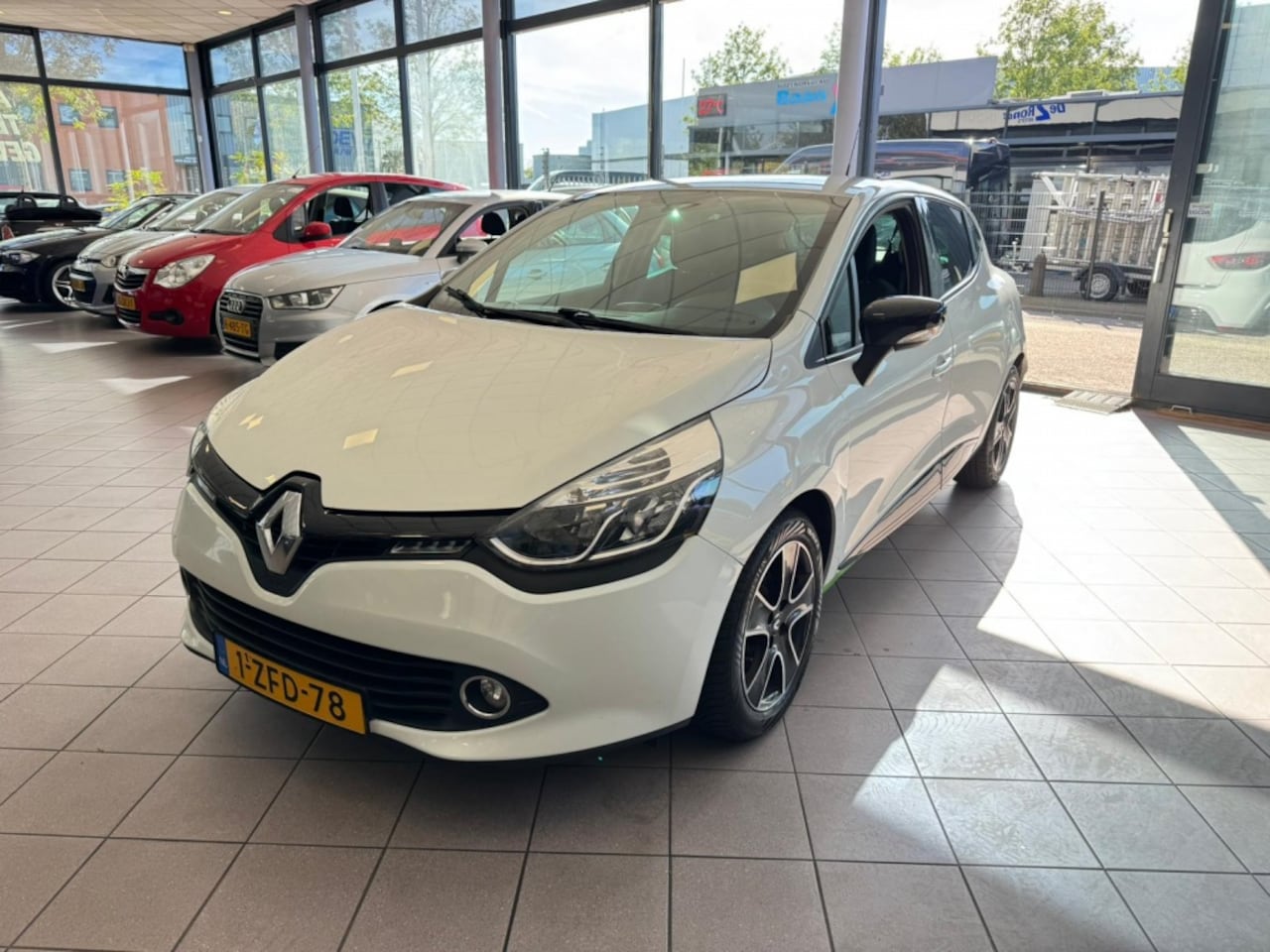 Renault Clio - 0.9 TCe Expression APK 2-26 LMV NAVI BT BJ 2015 !!! - AutoWereld.nl