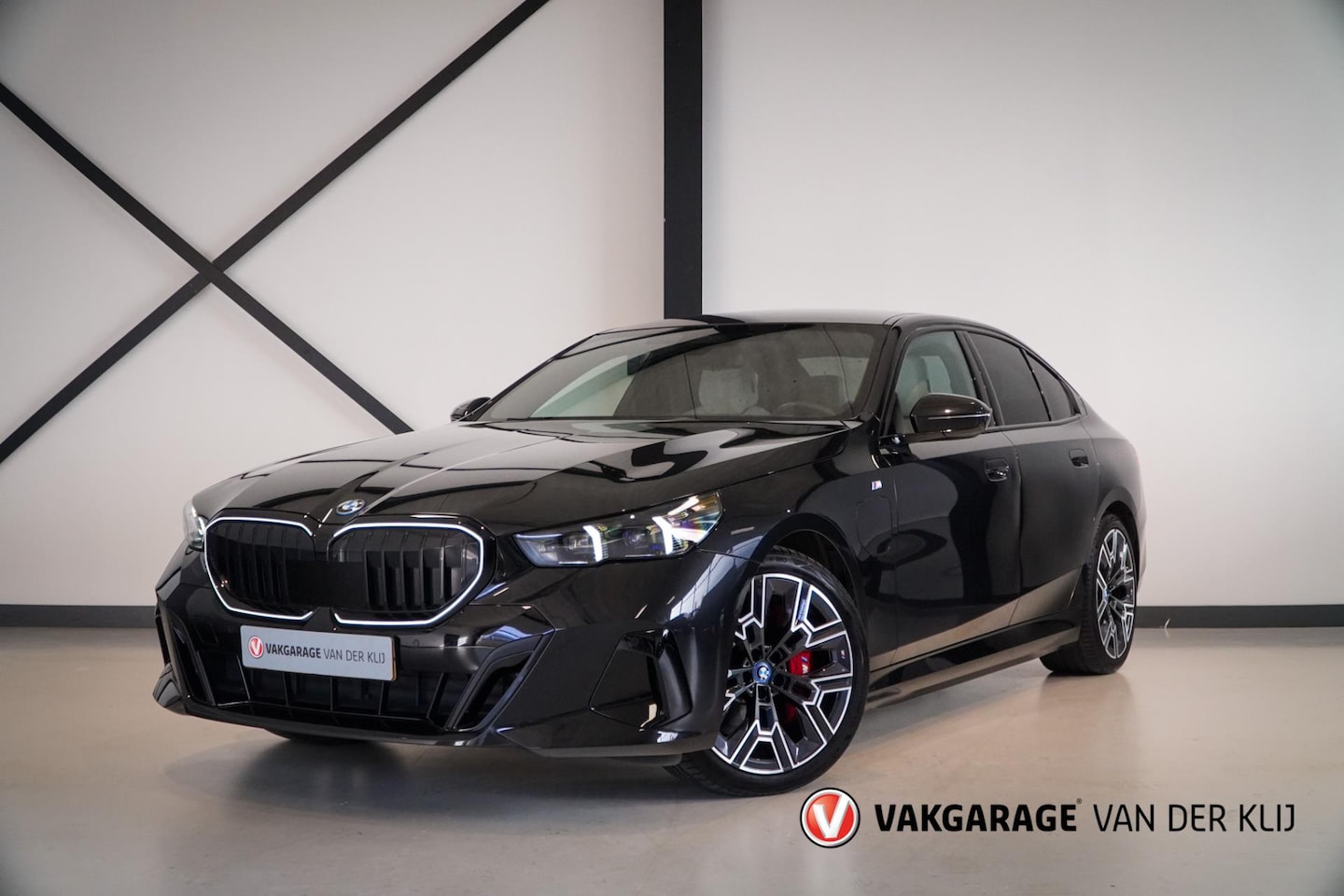 BMW 5-serie - 550e xDrive M-Sport Pro | Panorama | B&W | Driving Ass. + | Trekhaak | 360 Camera | Stoel/ - AutoWereld.nl
