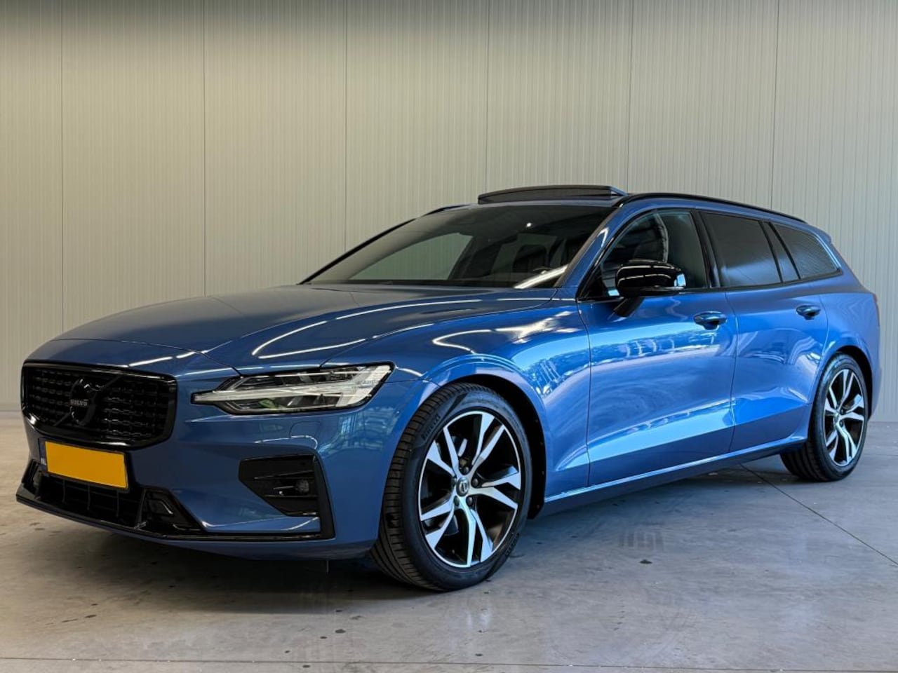 Volvo V60 - 2.0 T4 R-Design|Pano|H&K|ACC|Blis| - AutoWereld.nl