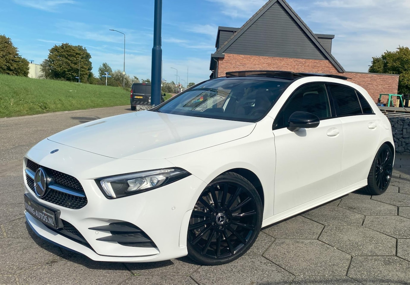 Mercedes-Benz A-klasse - 250 Premium Plus AMG/ 19"/ Pano/ Burmester/ Sfeer/ VC - AutoWereld.nl