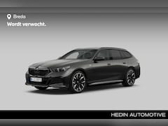 BMW 5-serie Touring - 550e xDrive M Sport Edition | M-Sportremsysteem Rot | Iconic Glow exterieurpakket | Comfor