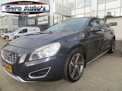 Volvo S60 - 1.6 T4 Kinetic nl-auto , 180 pk , vele extra`s