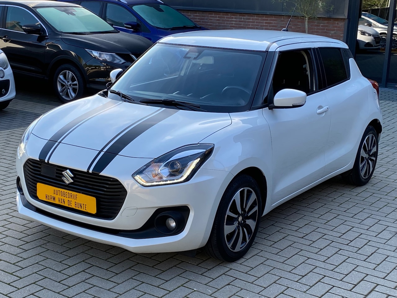 Suzuki Swift - 1.2 Stijl Smart Hybrid NIEUWSTAAT XENON LED NAVI CRUISE CLIMA KEYLESS ENTRY/GO - AutoWereld.nl