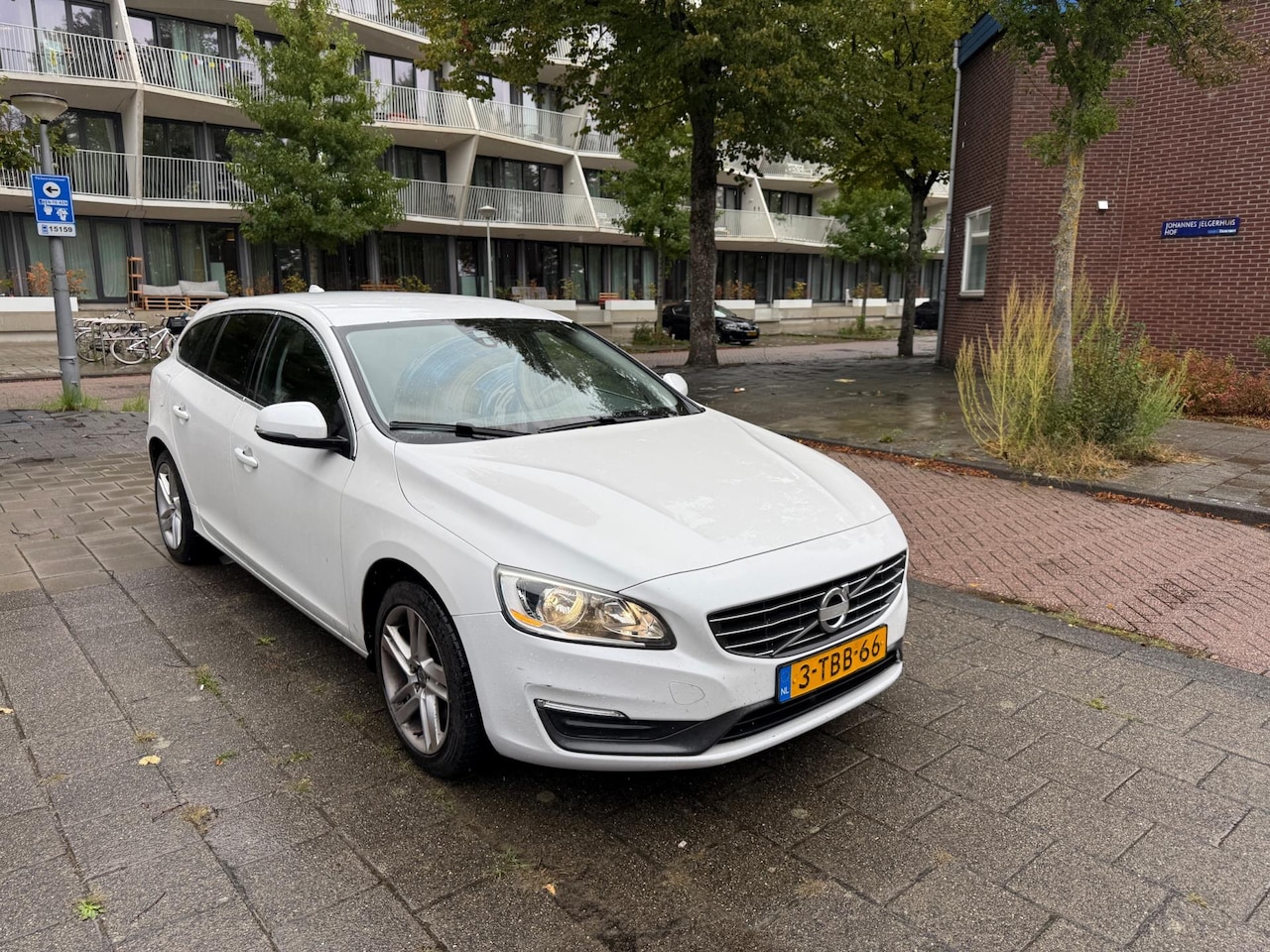 Volvo V60 - 1.6 D2 Momentum Snow White Cruise Airco - AutoWereld.nl