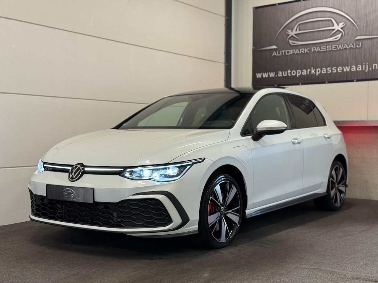 Volkswagen Golf - 1.4 GTE Pano, ACC, IQ-Lights, Apple Carplay, Head-Up Display, Stoelverwarming, Sfeerverlic - AutoWereld.nl
