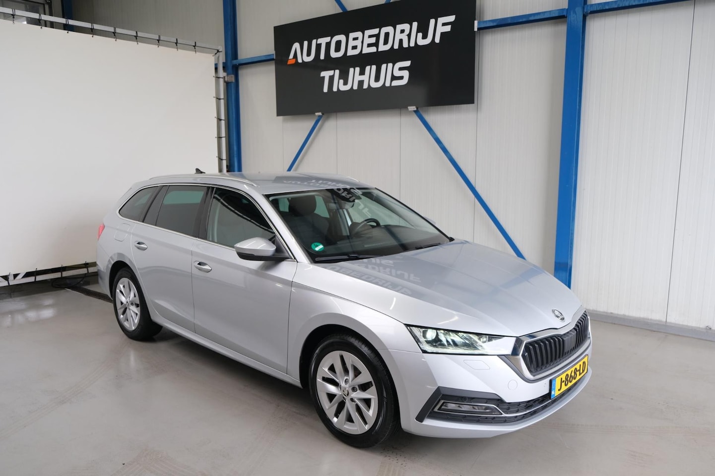 Skoda Octavia Combi - 1.5 TSI First Edition - N.A.P. Airco, Cruise, PDC, Navi, Trekhaak. - AutoWereld.nl