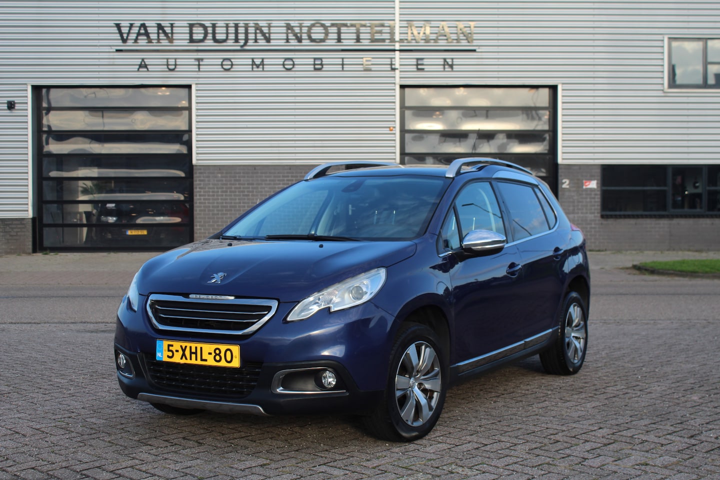 Peugeot 2008 - 1.2 VTi Allure / Automaat / Panoramadak / Navigatie / N.A.P. - AutoWereld.nl