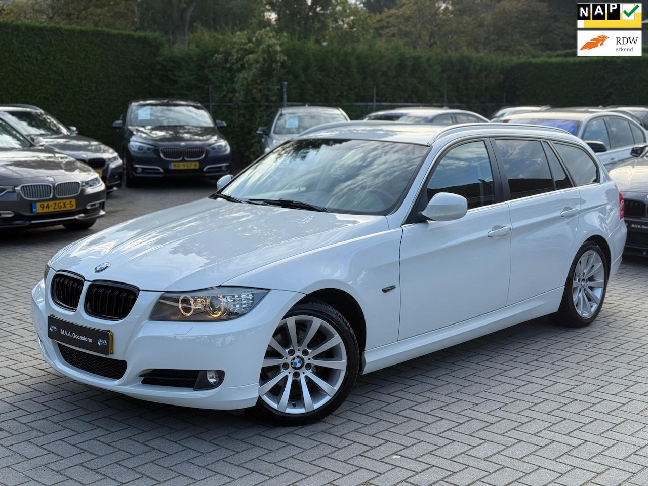 BMW 3-serie Touring - 318i Corporate Lease Luxury Line|Ketting vervangen|Leder|Trekhaak|Navigatie|Cruise control - AutoWereld.nl