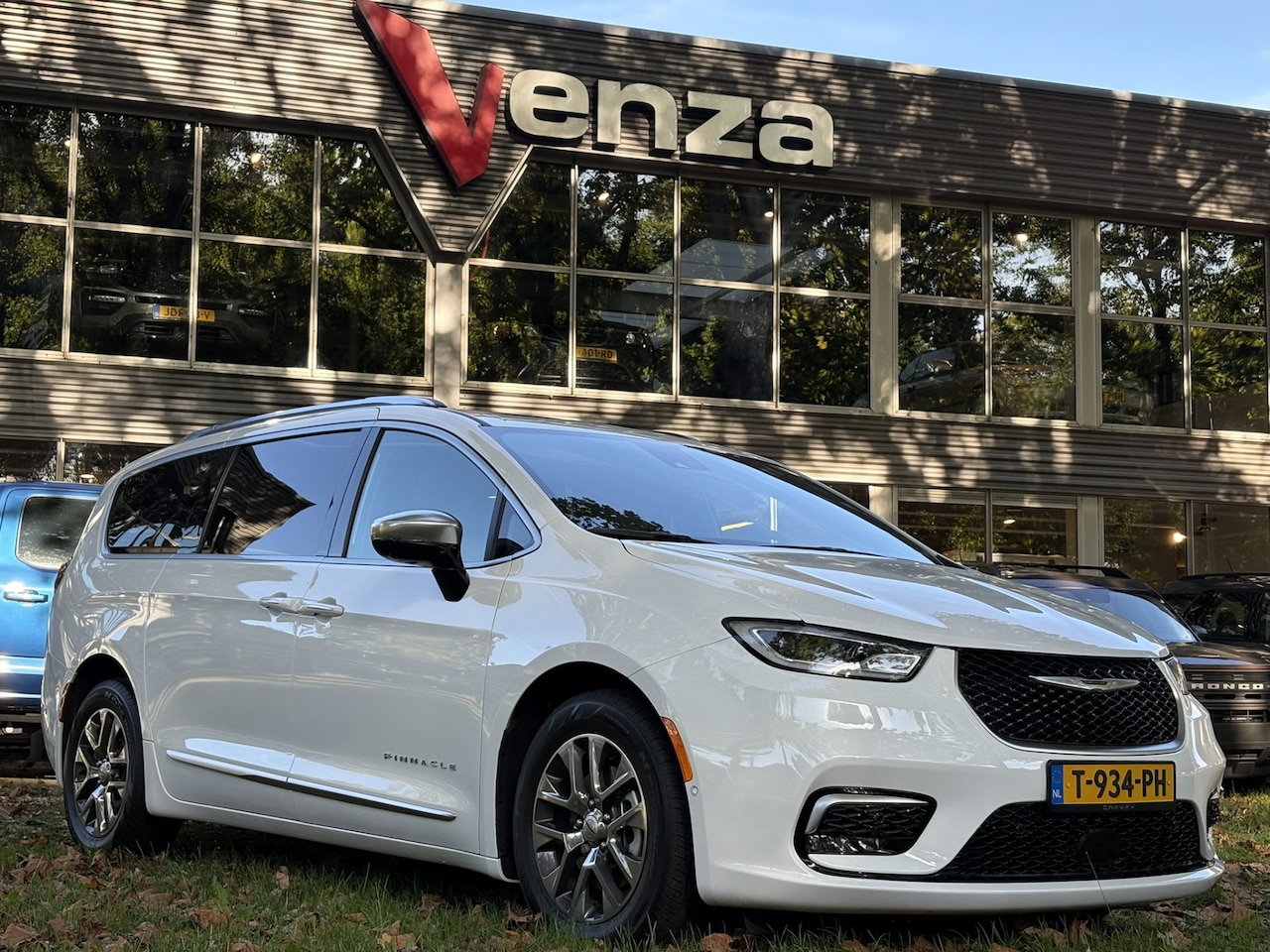 Chrysler Voyager - 3.6L V6 PHEV HYBRID PINNACLE NL-AUTO - AutoWereld.nl