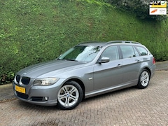 BMW 3-serie Touring - 318i /XENON/LEER/STOELVERWRMNG/PDC/CRUISE/RIJDTSUPER/