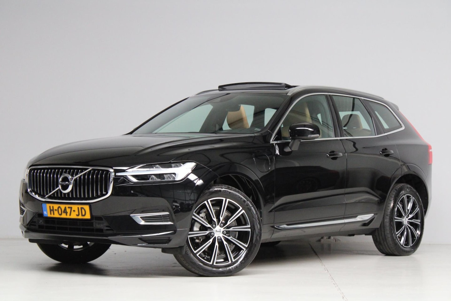 Volvo XC60 - 2.0 T8 Twin Engine AWD Inscription | panoramadak | elek. trekhaak | achteruitrijcamera | l - AutoWereld.nl
