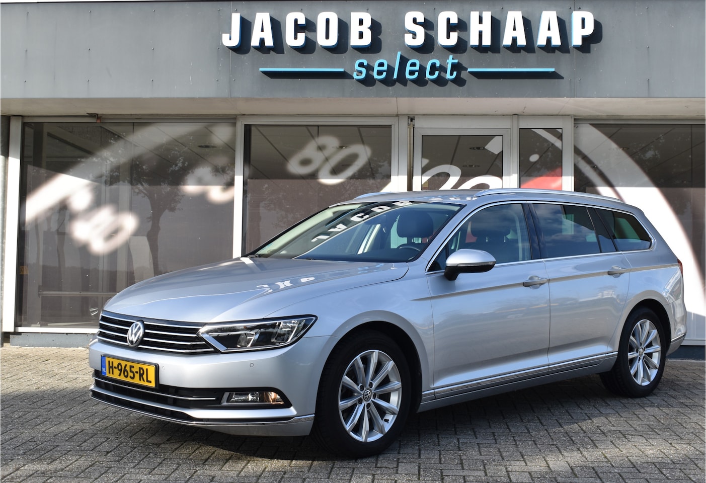 Volkswagen Passat Variant - 1.4 TSI Highline Business R Automaat / Navigatie / Camera / 17" LM / Carplay / Clima / Sto - AutoWereld.nl