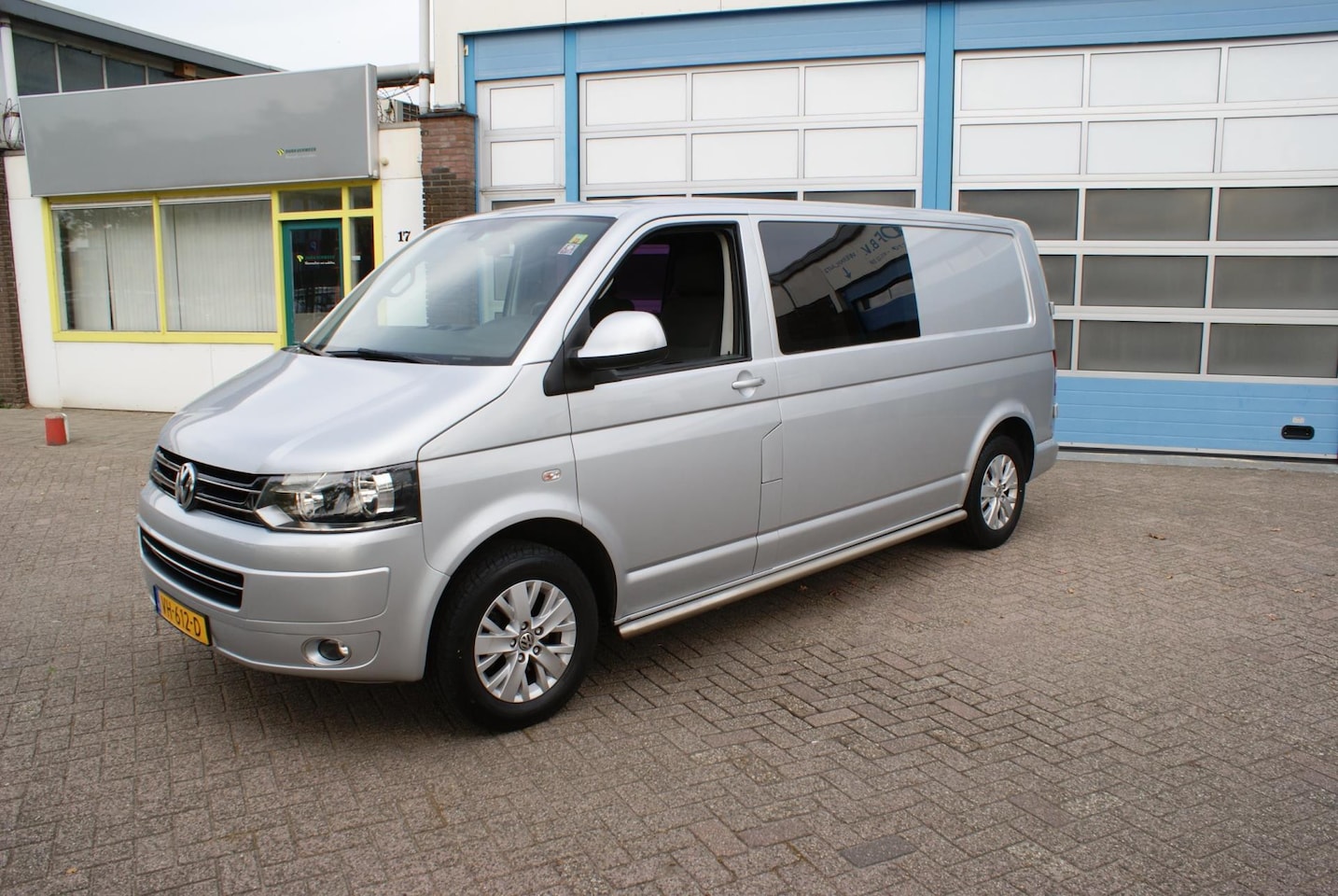 Volkswagen Transporter - 2.0 TDI L2H1 DC Trendline in nieuwstaat - AutoWereld.nl