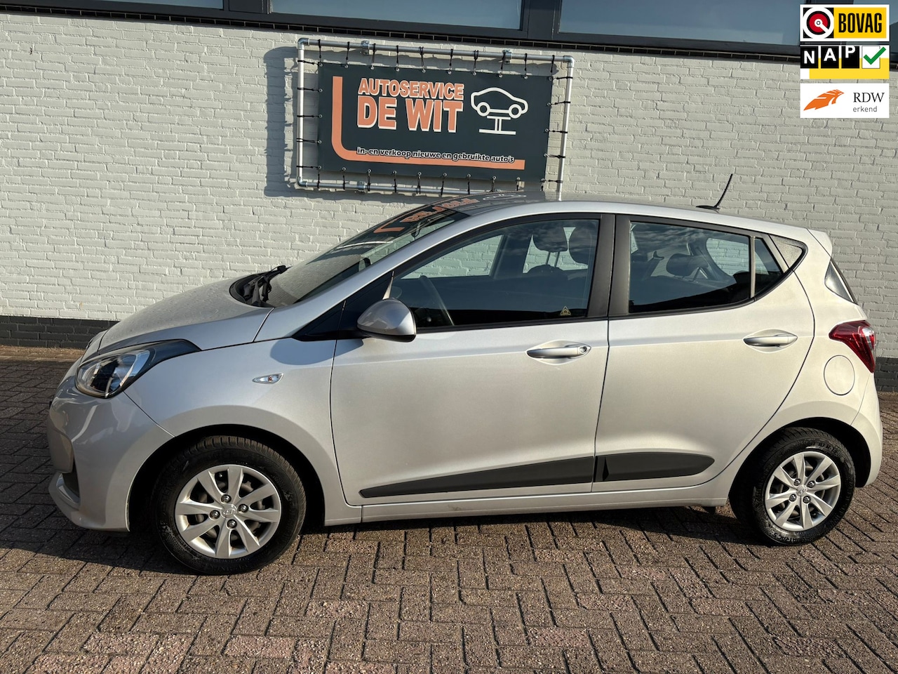 Hyundai i10 - 1.0i Comfort Navigatie, airco, cruise control - AutoWereld.nl