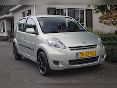 Daihatsu Sirion - 2 1.3-16V (91pk) Prestige 5-Deurs 1ste Eigenaar 80DKM NAP Airco/15inch LM