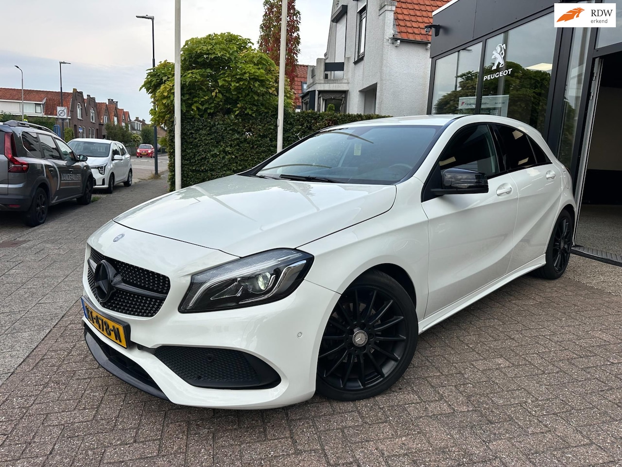 Mercedes-Benz A-klasse - 180 AMG Night Edition Plus|Half Leder|Airco|18" LM - AutoWereld.nl