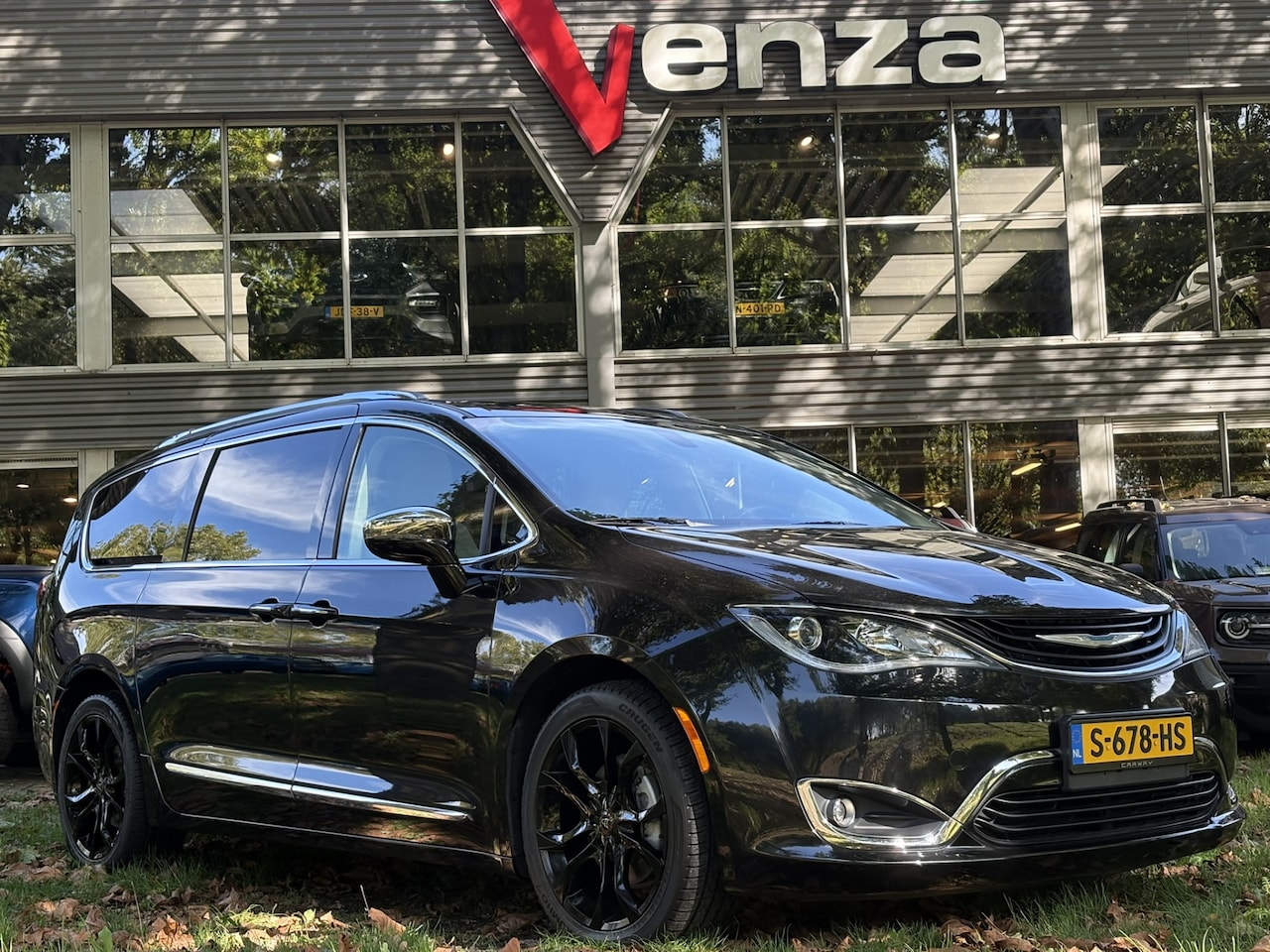 Chrysler Pacifica - 3.6 V6 PHEV Hybrid Touring L DVD, PANO - AutoWereld.nl