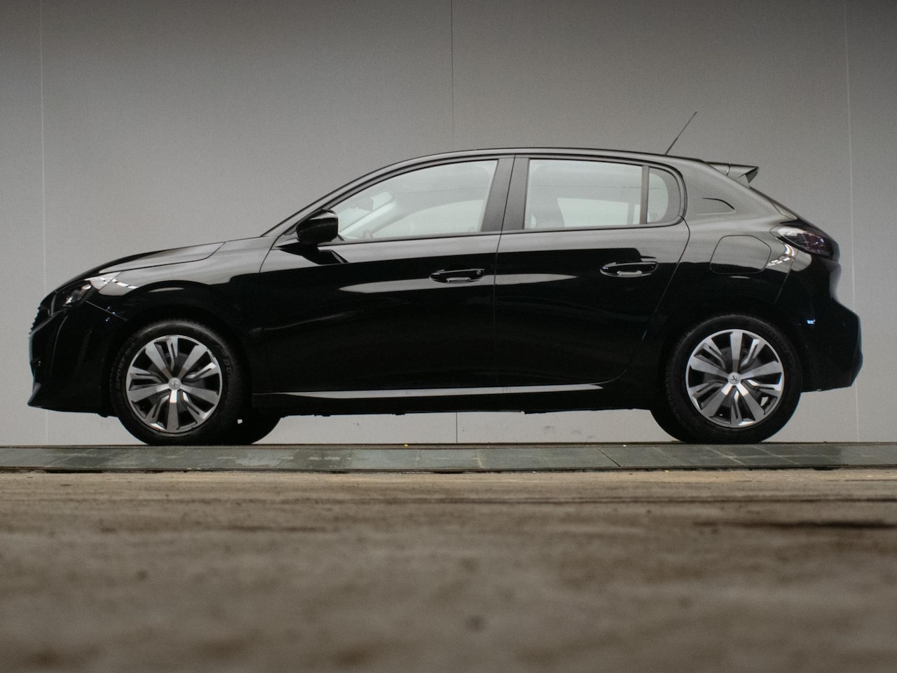 Peugeot 208 - 1.2 PureTech Blue Lease Active Sport (APPLE CARPLAY,NAVI,CRUISE,CLIMATE,PDC,LED,SPORTSTOEL - AutoWereld.nl