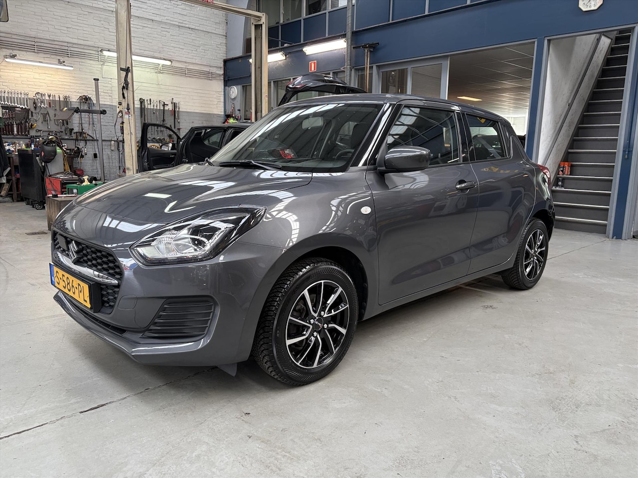 Suzuki Swift - 1.2 DualJet 83pk Smart Hybrid Comfort | Airco | LM Velgen | Adapt. cruise control Bluetoot - AutoWereld.nl