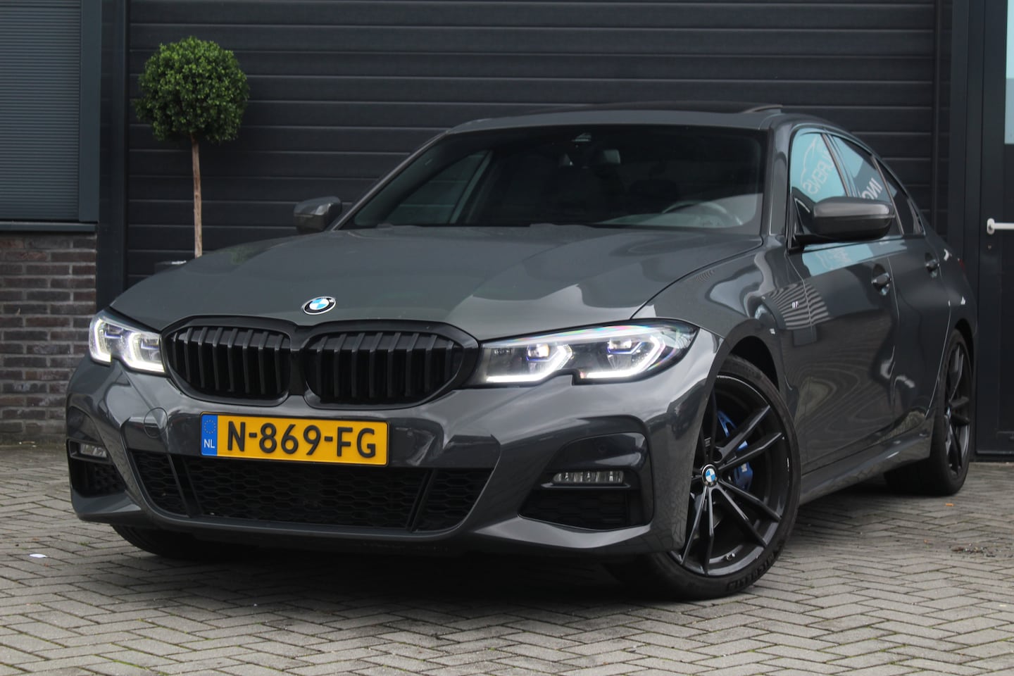 BMW 3-serie - 320i M-sport pro | schuifdak | Leer | Elektrische stoelen Business Edition Plus - AutoWereld.nl