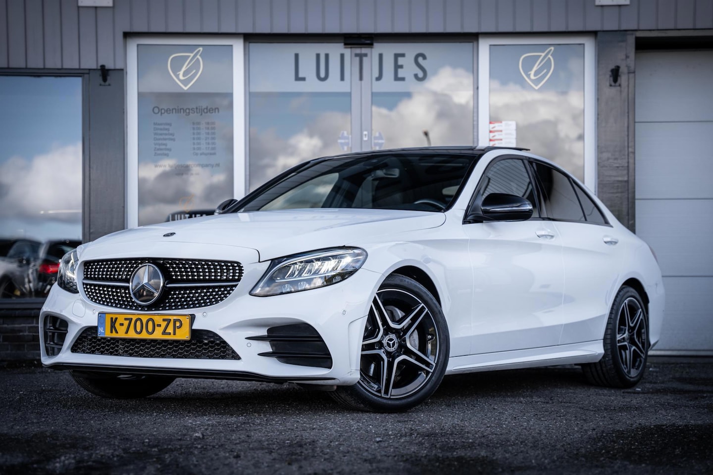 Mercedes-Benz C-klasse - 180 AMG Night-pakket I Pano-dak I NL-auto I Dealer-ond. I Carplay I Leder I Trekhaak - AutoWereld.nl