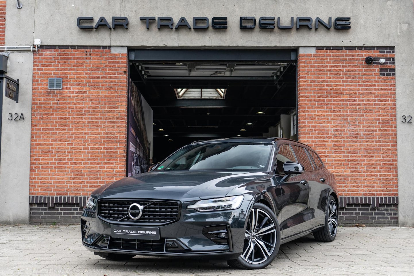 Volvo V60 - 2.0 T4 R-Design Pano / H&K / Memory - AutoWereld.nl