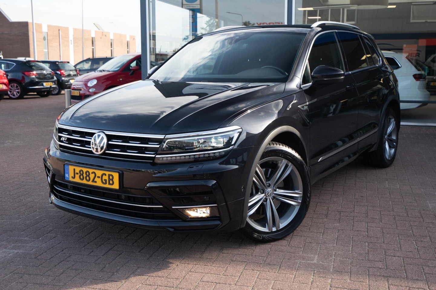 Volkswagen Tiguan - 2.0 TDI R-Line Edition 4Motion | Automaat | Virtueel | Vol opties | Elek. Pakket | Navigat - AutoWereld.nl