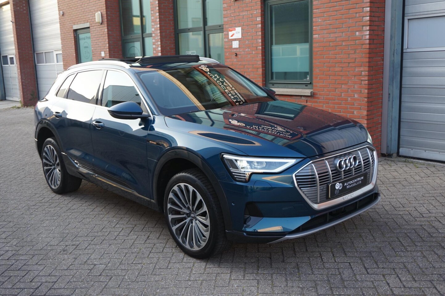 Audi e-tron - E-tron 55 quattro advanced 95 kWh Pano, Leer, Trekhaak ! - AutoWereld.nl