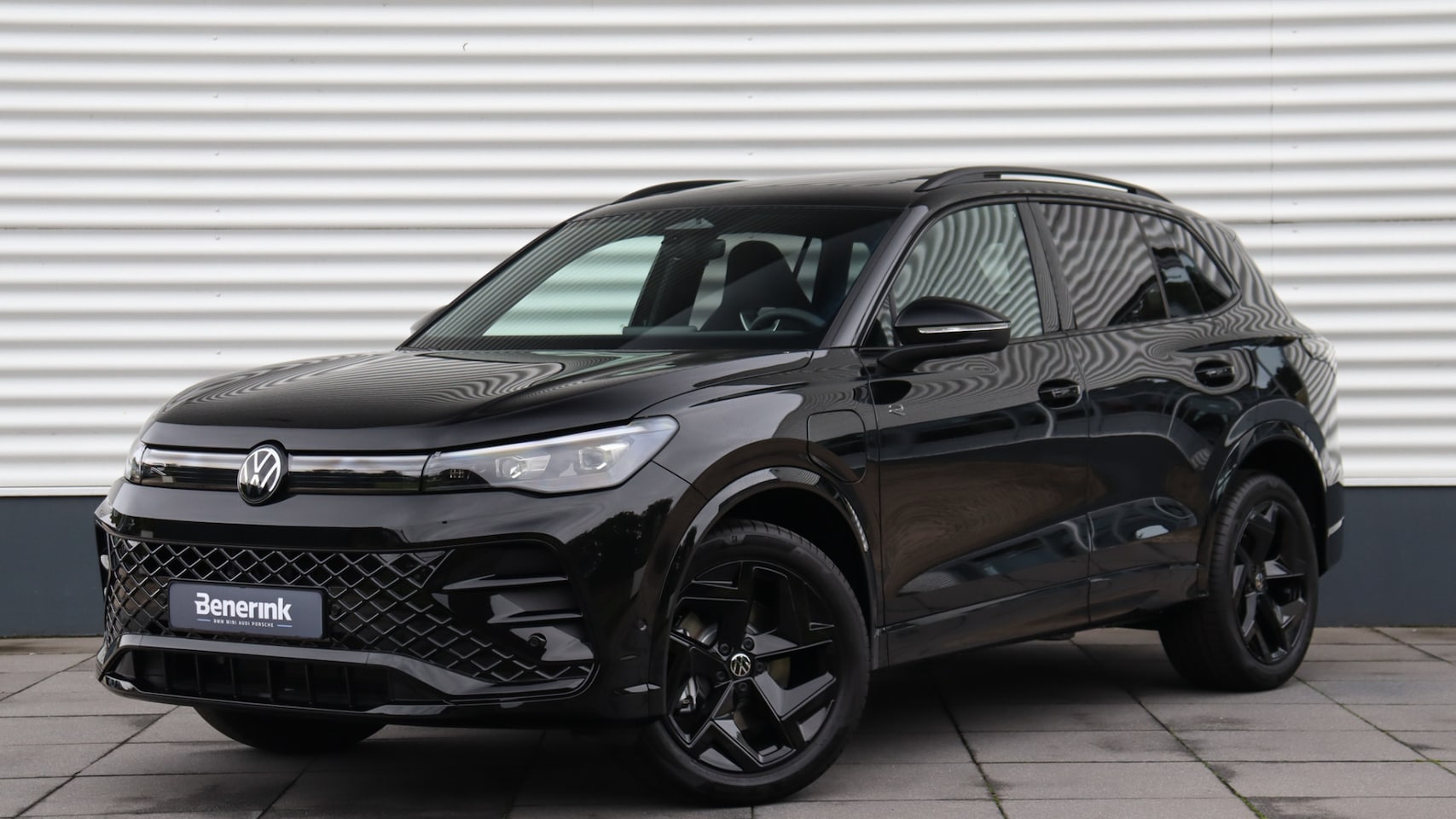 Volkswagen Tiguan - 1.5 eHybrid R-Line Edition | Massage | Panoramadak | Black Style Package | Trekhaak - AutoWereld.nl
